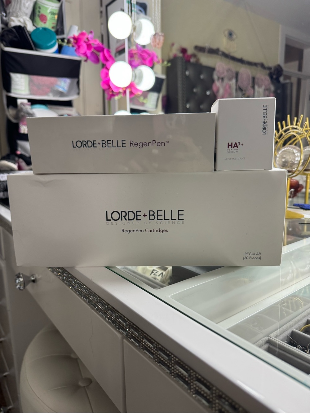 Lorde + Belle Regenpen, 30 Regenpen
Cartridges, and Serum All Brand New in Box